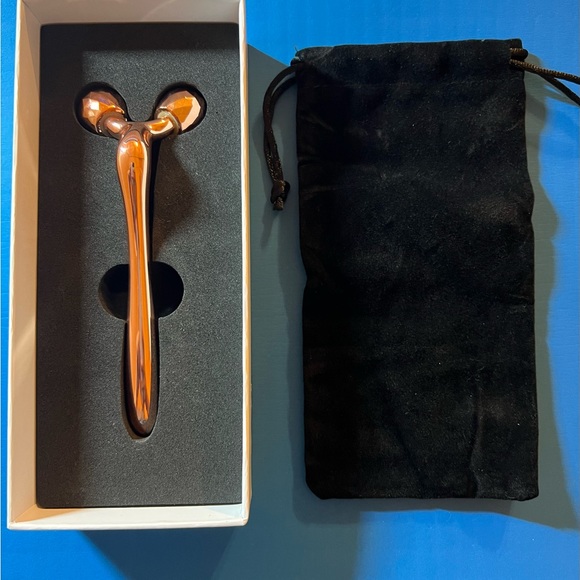 Neiman Marcus Rose Gold Face Contour Roller Facial Massage Tool New in Box - Picture 1 of 4
